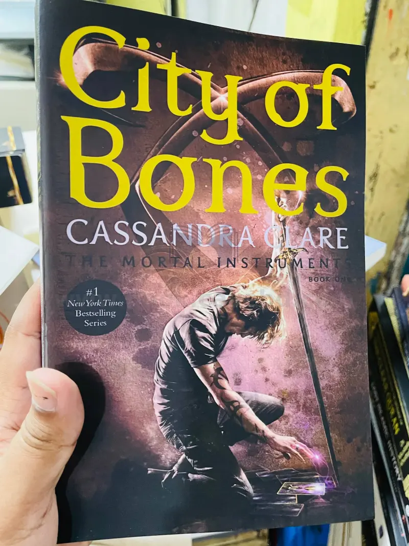 City of Bones (The Mortal Instruments, Book 1)